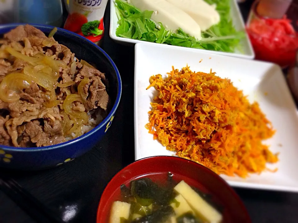 今日の晩ご飯は、つゆだく牛丼、にんじんのしりしり、おあげさんとわかめの味噌汁。|ゆえさん