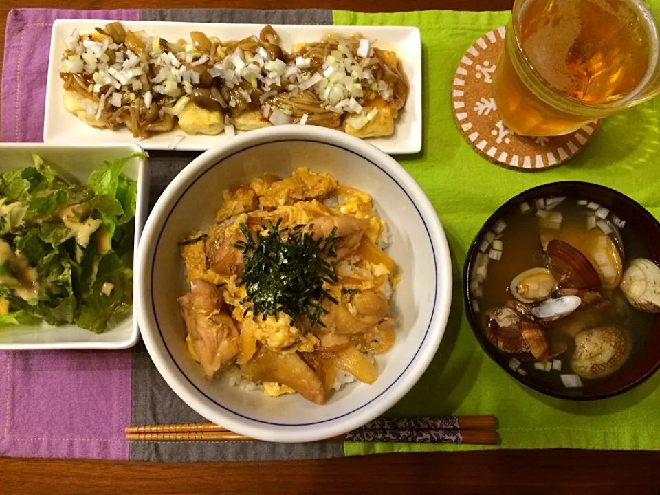 親子丼 きのこあんの豆腐ステーキ あさりのお味噌汁 サラダ|haseseさん