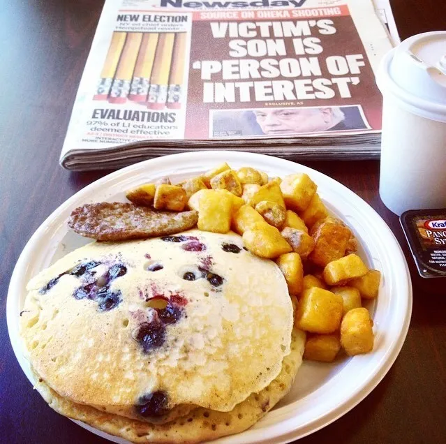 Snapdishの料理写真:Blueberry Pancakes and Home Fries|MyRaXさん