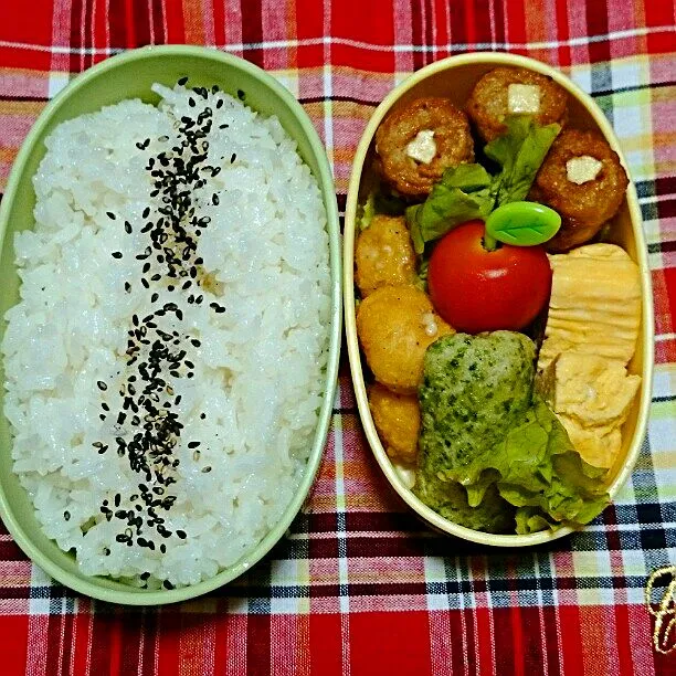 Snapdishの料理写真:9/2(火)の旦那弁当🍱
♪肉巻きチーズ
♪コロコロチキン
♪ちくわの磯辺揚げ
♪卵焼き
♪ミニトマト|ふみぃさん