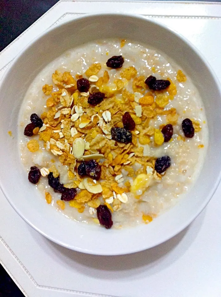 Milk Oats,raisins,flakes & bananas healthy breakfast for ya'll.|Michelle Hermoso Venturaさん