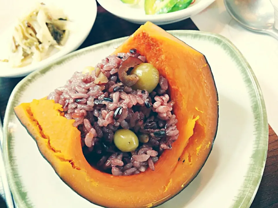 Snapdishの料理写真:단호박 밥 -강원도

sgeamed rice on sweet pumpkin|Yoonさん