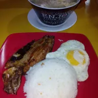 BangSiLog with Molo Soup
(Fried fish, garlic rice, fried egg and wanton soup meal)|Pro Gajetさん