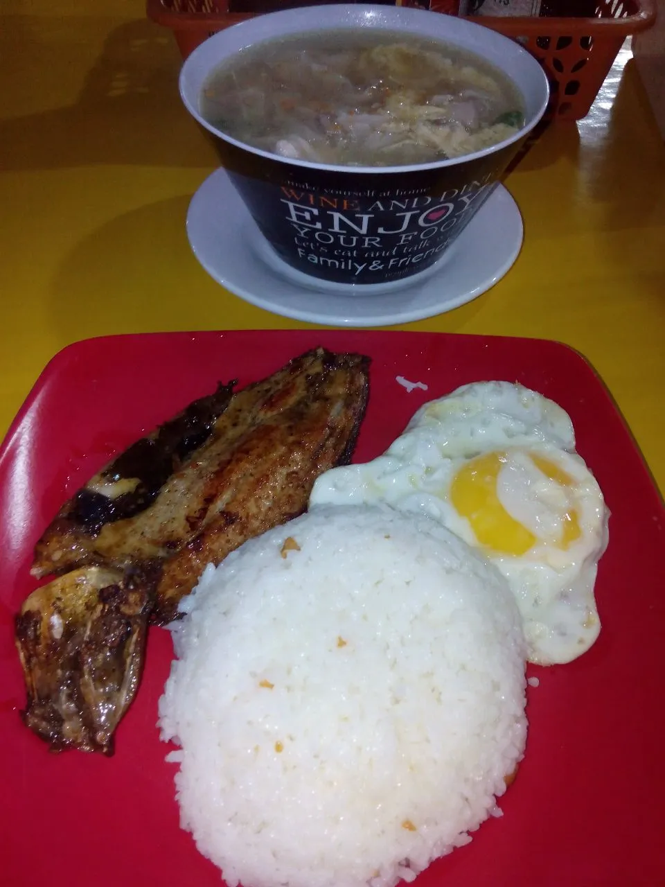 BangSiLog with Molo Soup
(Fried fish, garlic rice, fried egg and wanton soup meal)|Pro Gajetさん