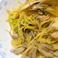 Snapdishの料理写真:舞茸と鮭のバター醤油パスタ|えつおさん