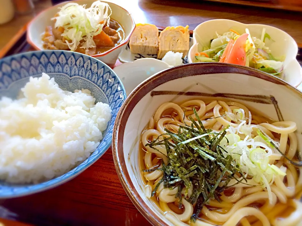 Snapdishの料理写真:もつ煮ランチかどや風
もつ煮、ライス、小うどん（冷）、玉子焼き、サラダ|リフルシャッフルさん