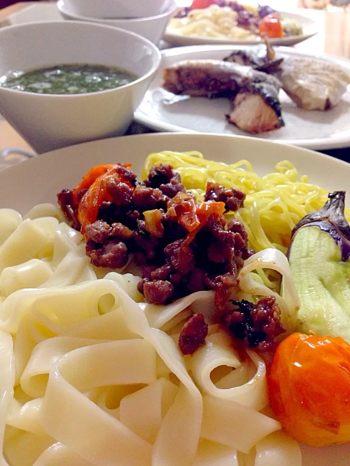 沖縄あぐー粗挽き肉の赤ワインニンニク味噌できしめんと中華麺のハーフANDハーフ。イナダの塩焼き。青のりのお味噌汁。|Kumi_loveさん