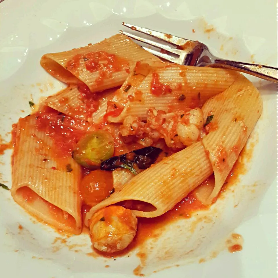 Bombardone all stice topped with maine lobster and roasted heirlooms in marinara sauce|王茜娜さん