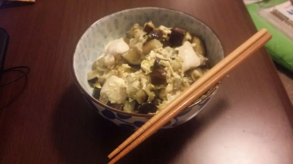 なす親子丼
eggplant and chicken omelette over a bowl of rice
aubergine et omelette au poulet sur un bol de riz|Antoine Blancさん