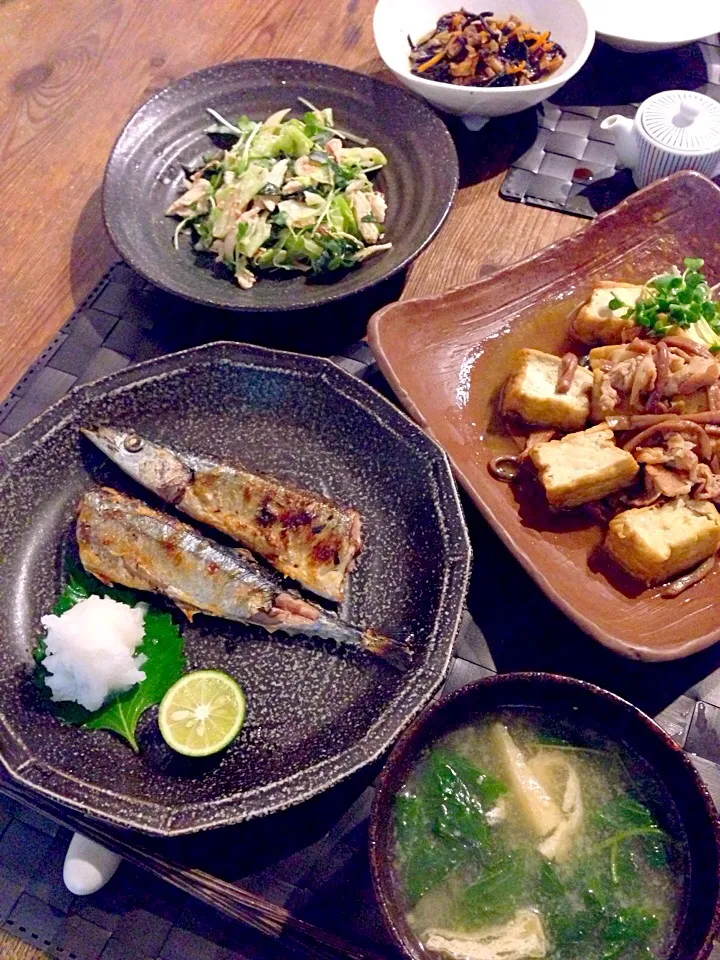 ヘルシー和食メニュー🍀秋刀魚の塩焼き🐟豚しゃぶ、厚揚げ、ゼンマイの煮物、ササミとキャベツのマヨポンおかか和え、昨日の残りひじき、モロヘイヤと油揚げのお味噌汁💛|まみりんごさん