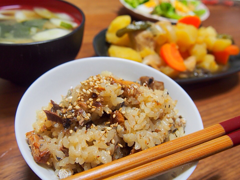 サンマ缶の炊き込みご飯と鶏じゃが