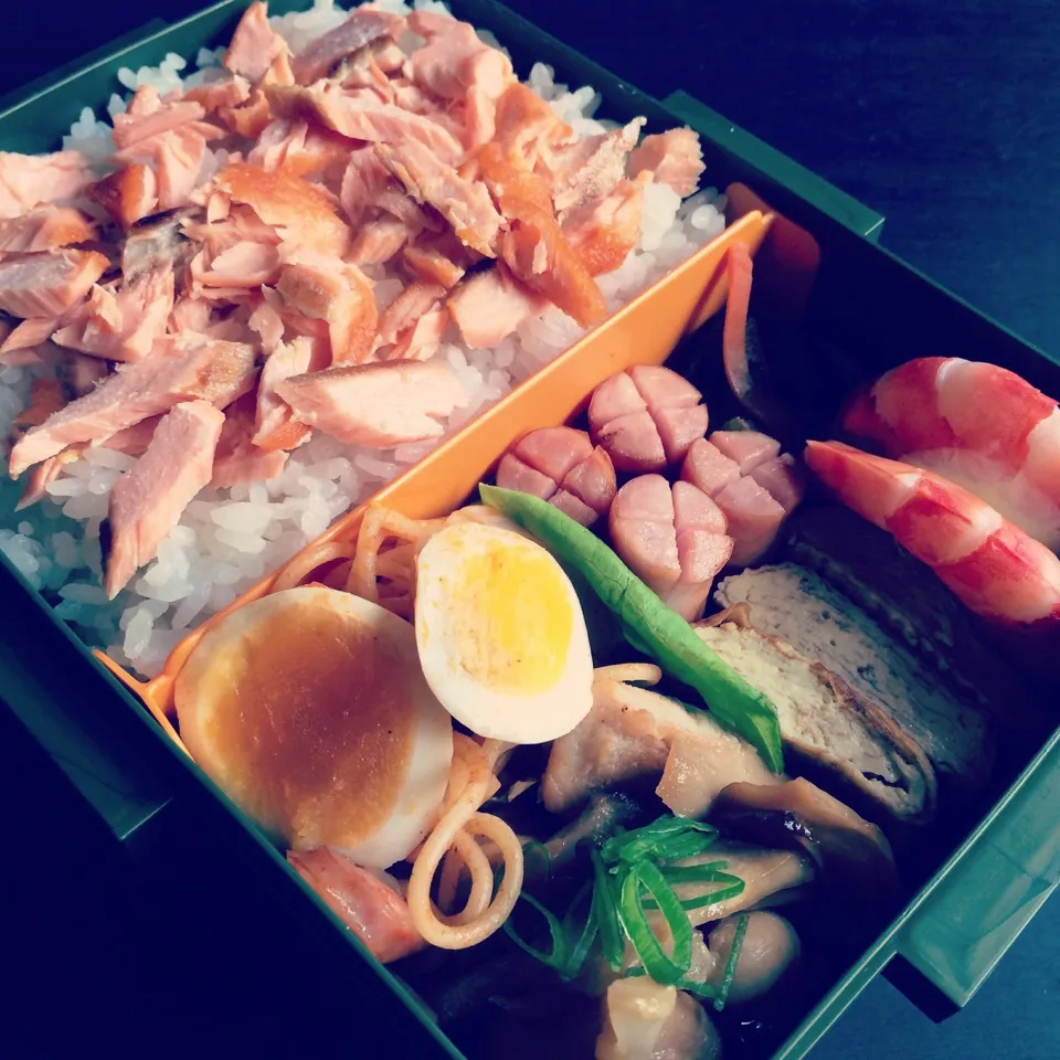 お弁当  ☺︎鮭ごはん ☺︎ナポリタン ☺︎ウィンナー ☺︎卵焼き ☺︎茹で海老 ☺︎鶏肉の照り焼き ☺︎漬物|Naaさん