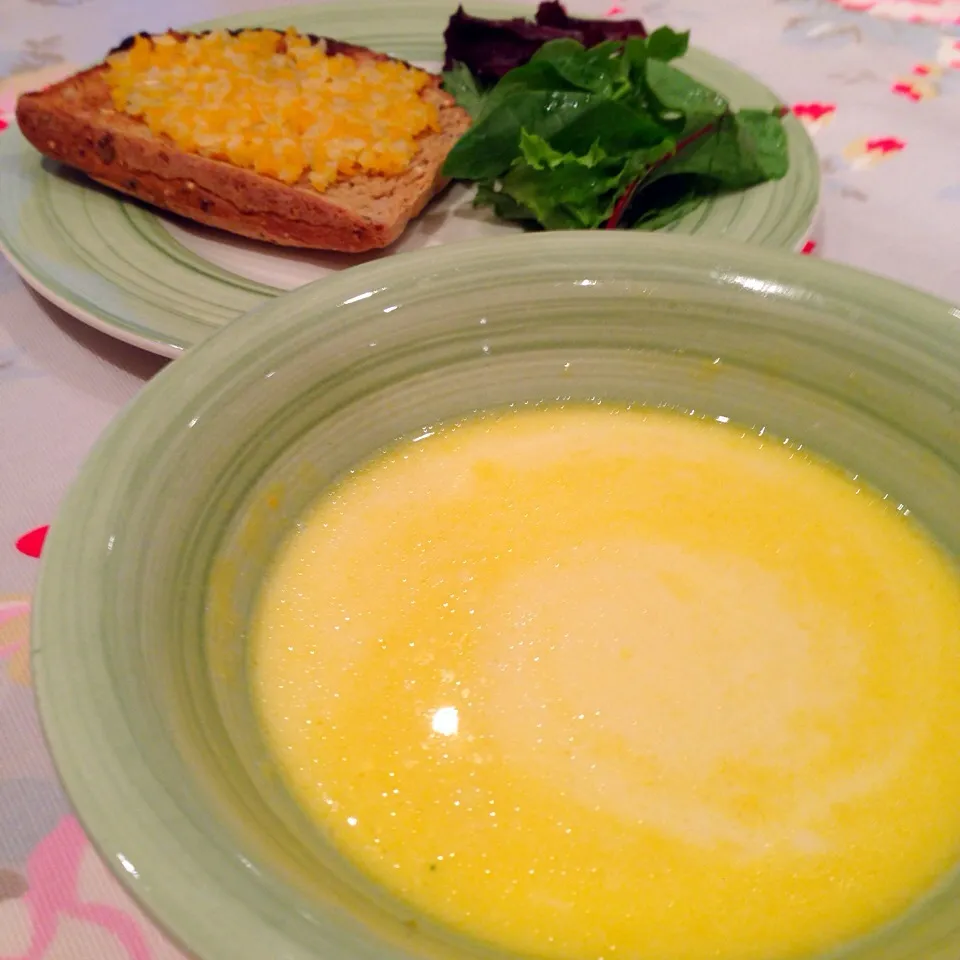 carrot cream soup, toast with carrot & onion, baby leaf salad|Meeさん