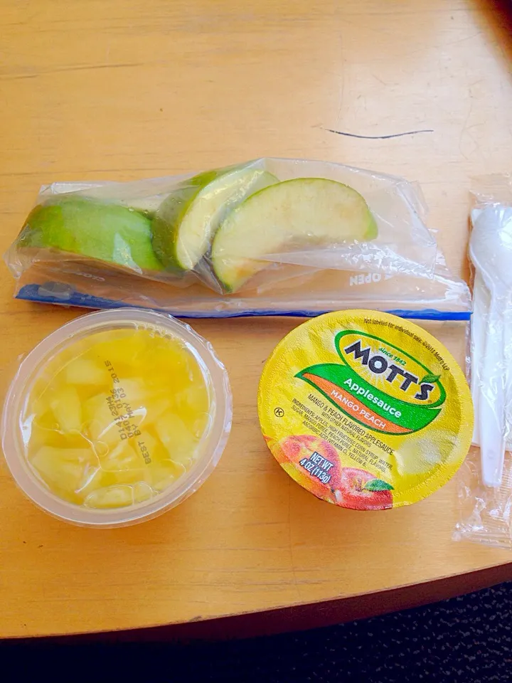 Fruits for lunch! Dinning hall closed :(|nadia issaさん