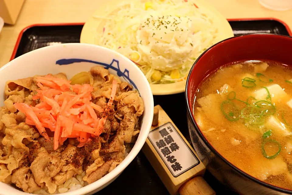 Snapdishの料理写真:プレミアム牛めしに豚汁、ポテトサラダ|マハロ菊池さん