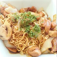 chicken noodle stirfry with onions and mushrooms|Jenny Leeさん