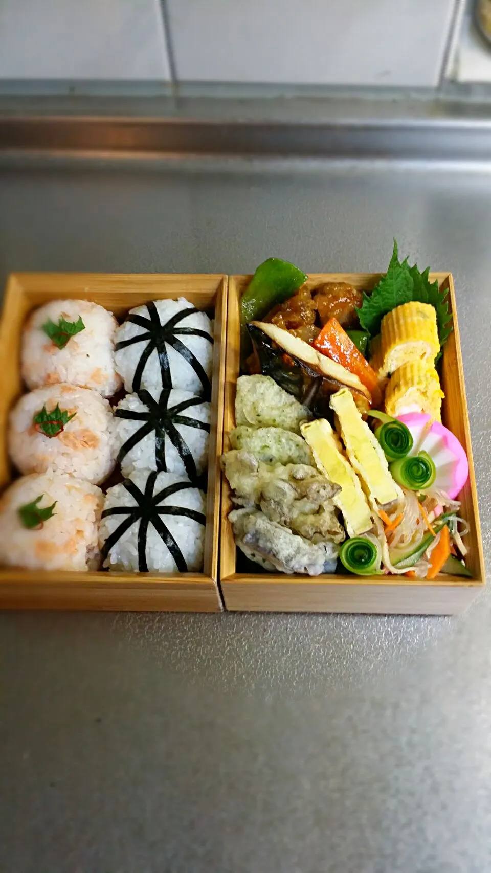 《水曜日のお弁当》🍱

・🍙　麻の葉調
・🍙　鮭いり
・酢豚ならず酢鶏
・ネギ入り出汁巻き玉子
・春雨の酢の物
・玉ねぎの磯辺揚げ
・舞茸の天ぷら
・茄子の天ぷら
・くるくるキュウリ

行ってらっしゃ〜♡|藤田 まり子さん