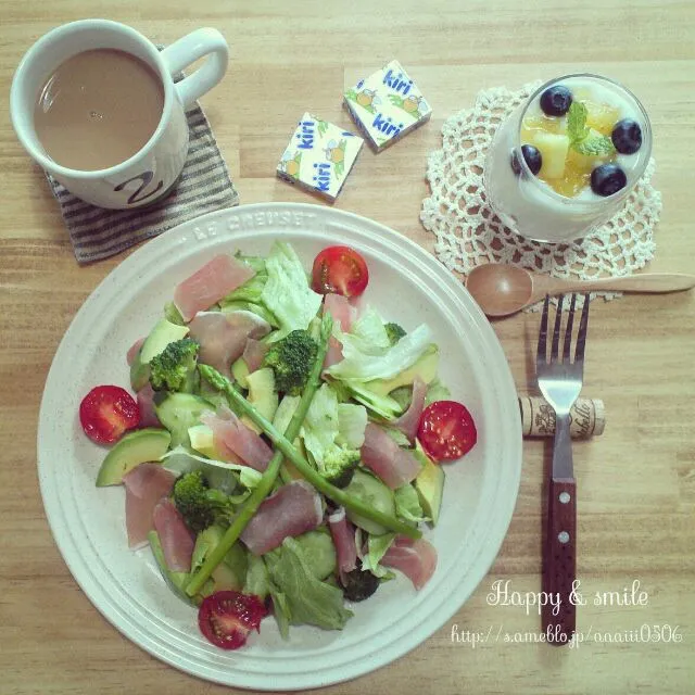 今日の朝ごはん。
サラダプレートとヨーグルト。|☆AI ☆さん