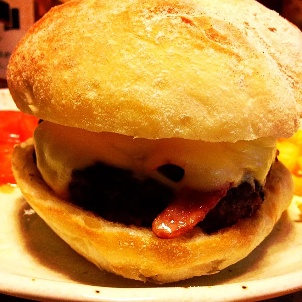 Homemade Burgers made with Onion & cilantro topped with smoked bacon and chrese|Emanuel Hayashiさん