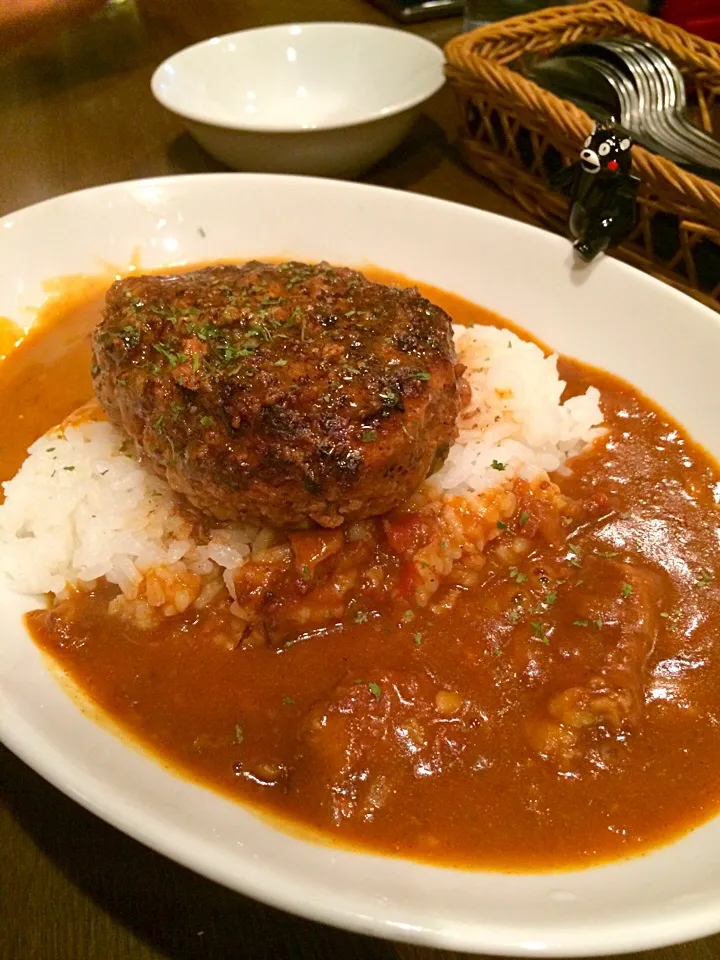 Snapdishの料理写真:Two Sam's Upの名物ハンバーグカレーをなんと、トマトカレーとイエローカレーのあいがけで！|大阪カレー部長さん