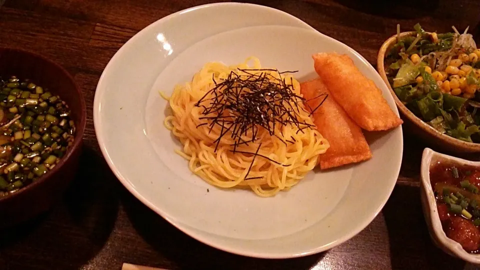 賄い飯♪ ザル中華&業者さんからサンプルで貰ったよく解らない味の春巻き。|Gauche Suzukiさん