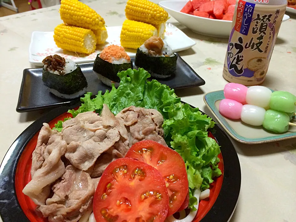 夏も終わるね…ちょっと涼しいけど、冷やししゃぶしゃぶうどん🍀とうもろこしに、すいか😁メニューは夏やね💦（笑）|makoさん