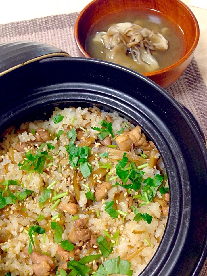 Snapdishの料理写真:鶏ごぼう飯と舞茸の味噌汁で朝ご飯🍀|デミさん