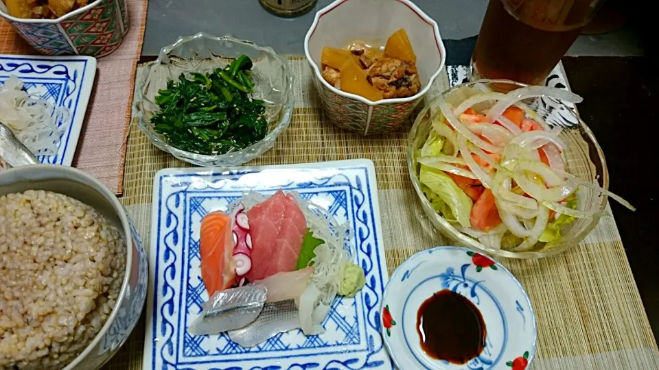 柳田のお刺身＆ほうれん草のごま和え＆手羽元に煮＆トマトサラダ|まぐろさん