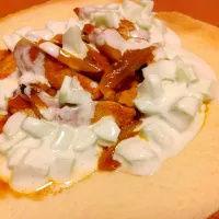 Tandoori chicken pizza with cucumber yogurt|Bethany M. Longさん