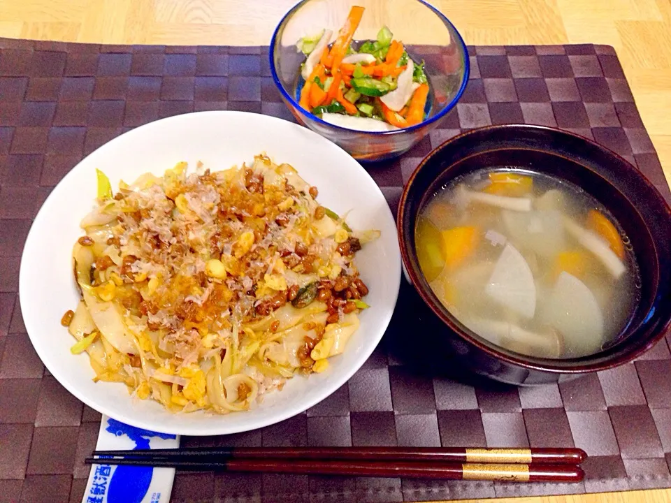 Snapdishの料理写真:きしめんの納豆バター醤油焼き・塩味の豚汁(残りをアレンジ)・大根と人参と胡瓜と大根の葉の浅漬け|Tarou  Masayukiさん