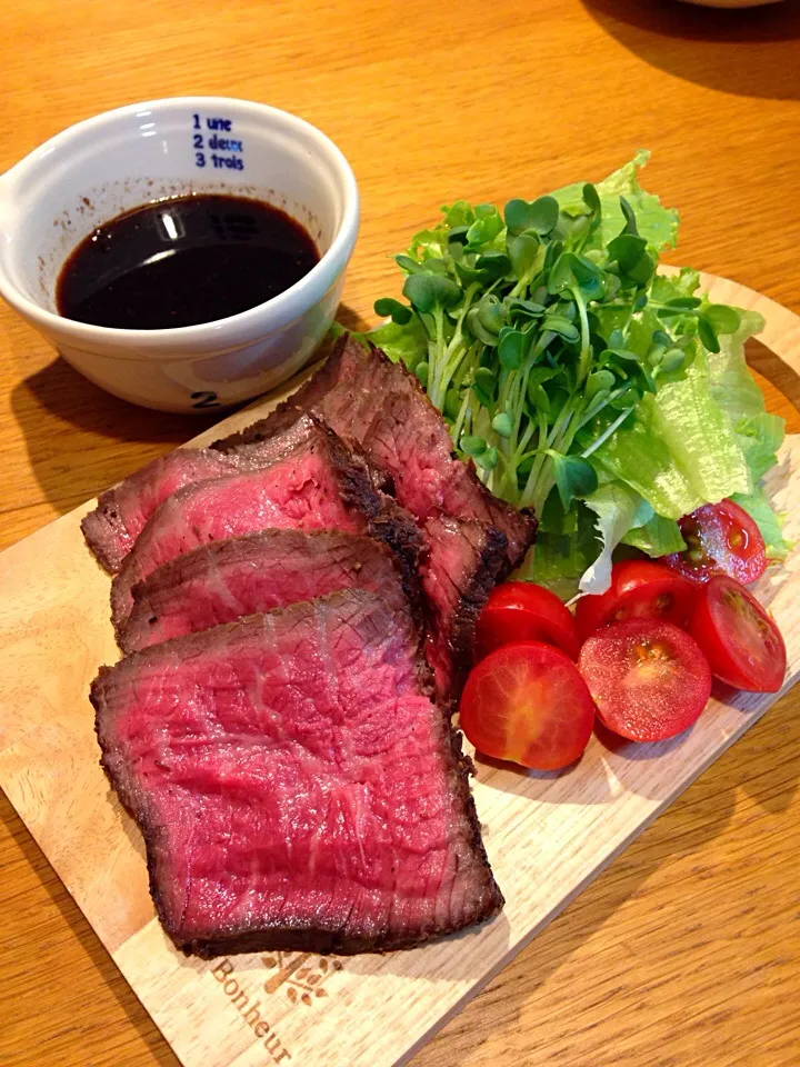 りりたんこぶさんの料理 醤油ソースが主役❕フライパンで作るタタキ風ローストビーフ(≧∀≦)|まつださんさん