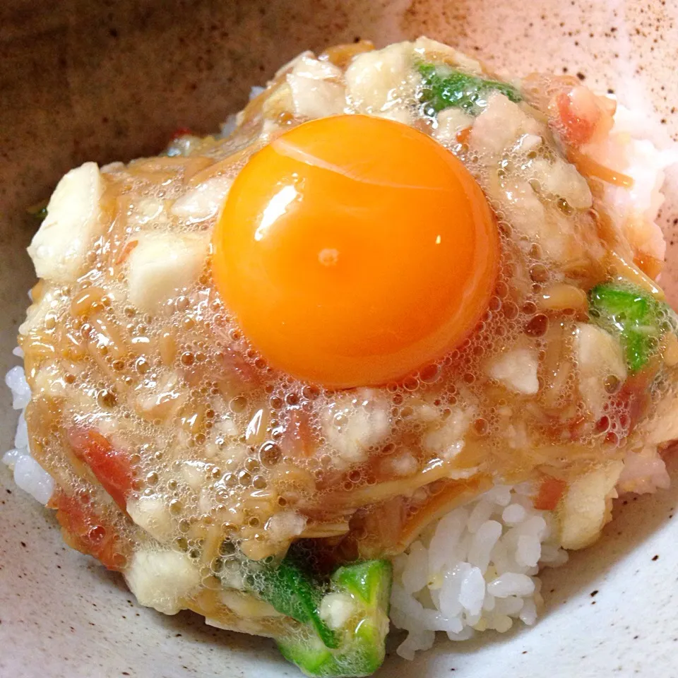 今日のお昼ご飯♬( ^ω^ )  オクラ、ナメタケ、梅肉、クラッシュ山芋と卵黄の丼♬( ^ω^ )|黒パグ.ヨシコさん