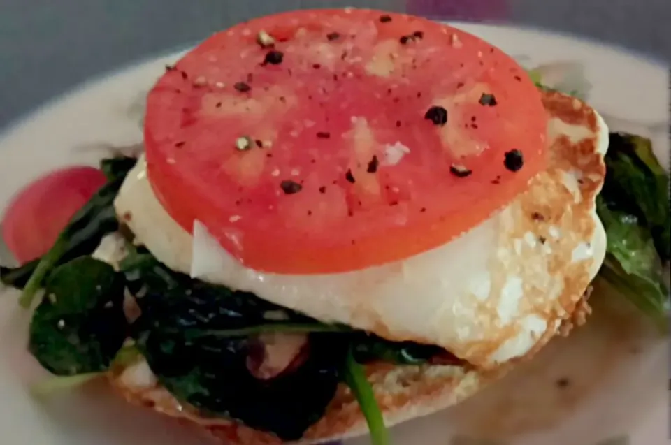 open-face sandwich breakfast: over easy egg, sauteed spinach and mushroom, tomato and gueso blanco on an English muffin|Jiraphon Gさん