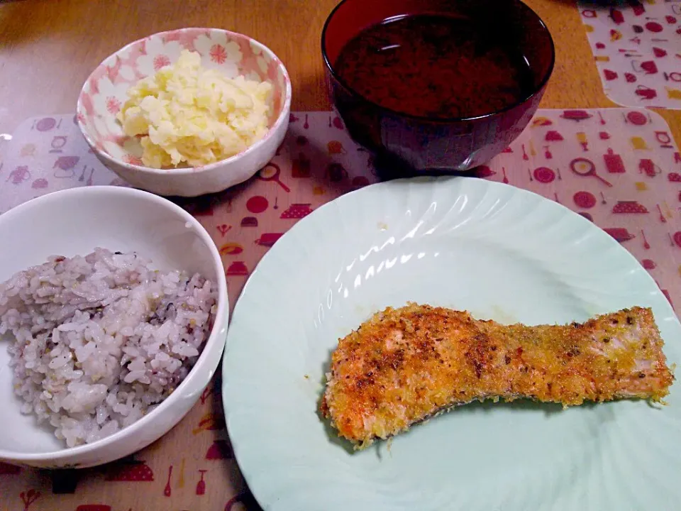 ９月３日 鮭のハーブソルトパン粉焼 ポテトサラダ 玉ねぎのお味噌汁|いもこ。さん