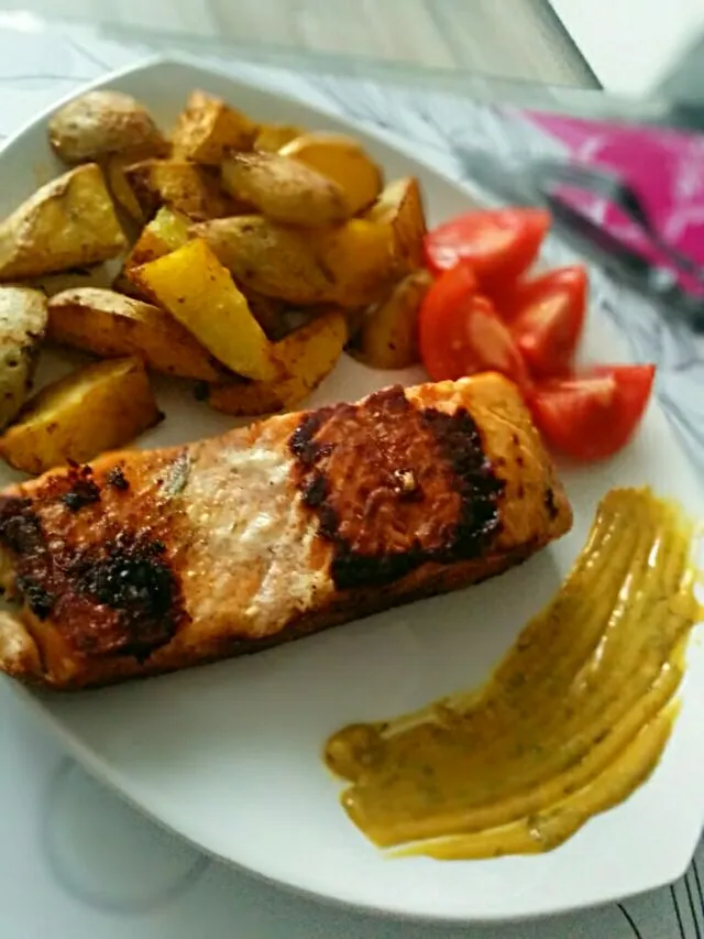 salmon steak with potato wedges and mustard sauce|LucieFoodさん