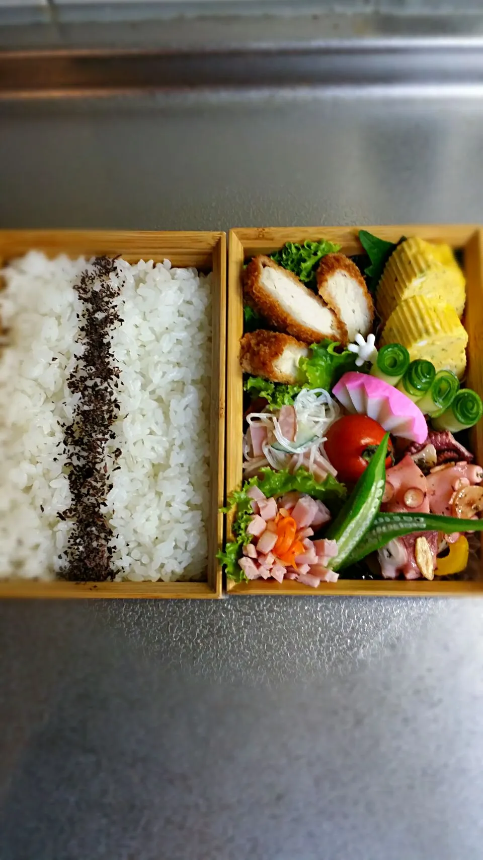 《木曜日のお弁当》🍱

・チキンカツ
・タコのガーリックバジルソティー
・青のり入り出汁巻き玉子
・春雨サラダ
・クルクルきゅうり
・プチトマト
※焼き鮭入れるの忘れたァは～✩

行ってらっしゃ〜い♡|藤田 まり子さん