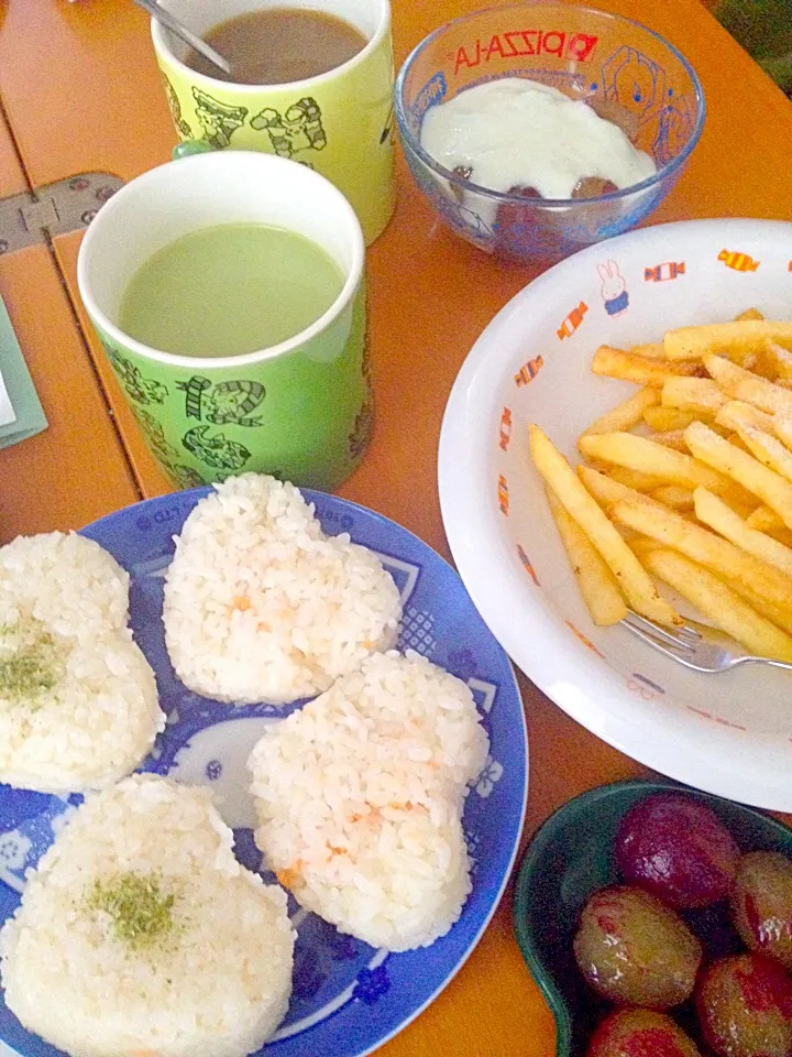 Snapdishの料理写真:🍙鮭おにぎり、フライドポテト、🍇巨峰ヨーグルト、☕️カフェオレ&抹茶オレ|ch＊K*∀o(^^*)♪さん