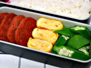 お弁当（ご飯、卵焼き、スパム焼き、オクラ）|すーさん