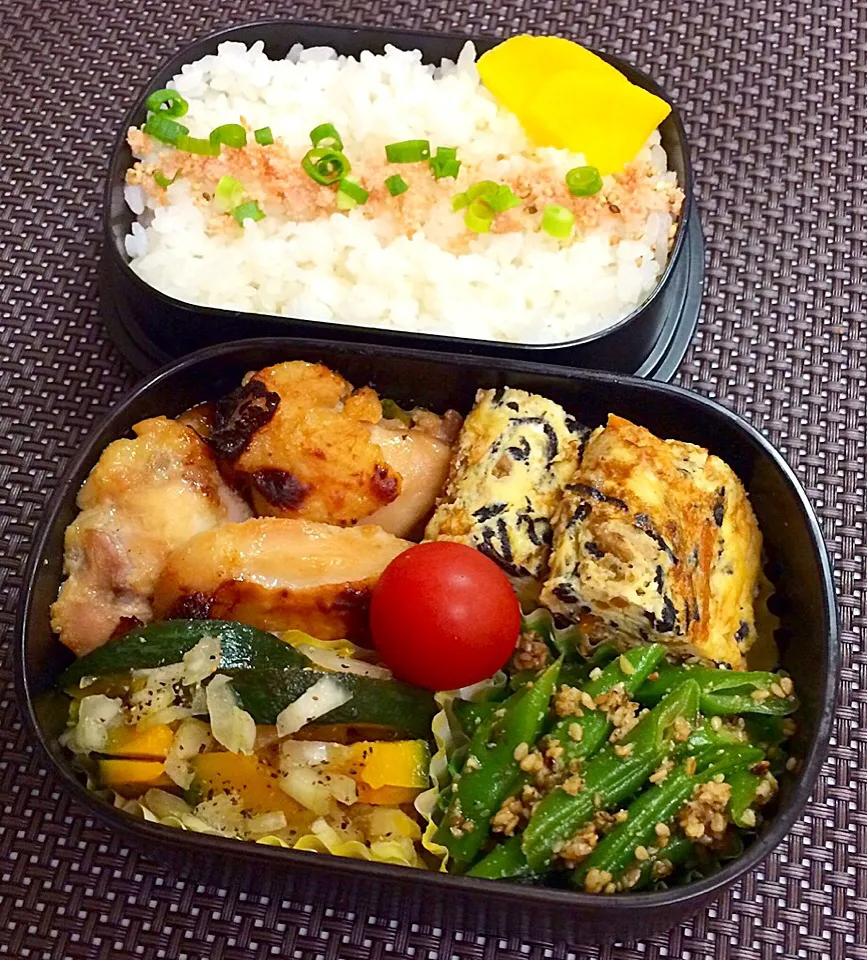 Snapdishの料理写真:昼弁。Tomoko Itoさんの料理 うちの簡単パンプキンマリネ💛💚入れました🎵|モナママさん