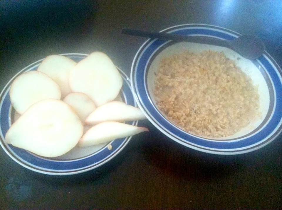 Brown sugar and pecan oatmeal with red pears|victoria valerioさん