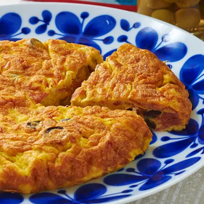 オリーブとハムとチーズのスパニッシュオムレツ|レシピ×食材専門店 レシプルさん