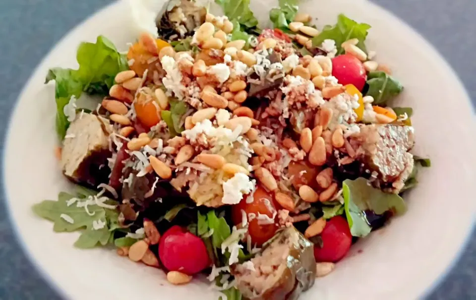 arugula salad with dolmas, pine nuts, 2 kinds of cheese and home grown cherry tomatoes|Jiraphon Gさん