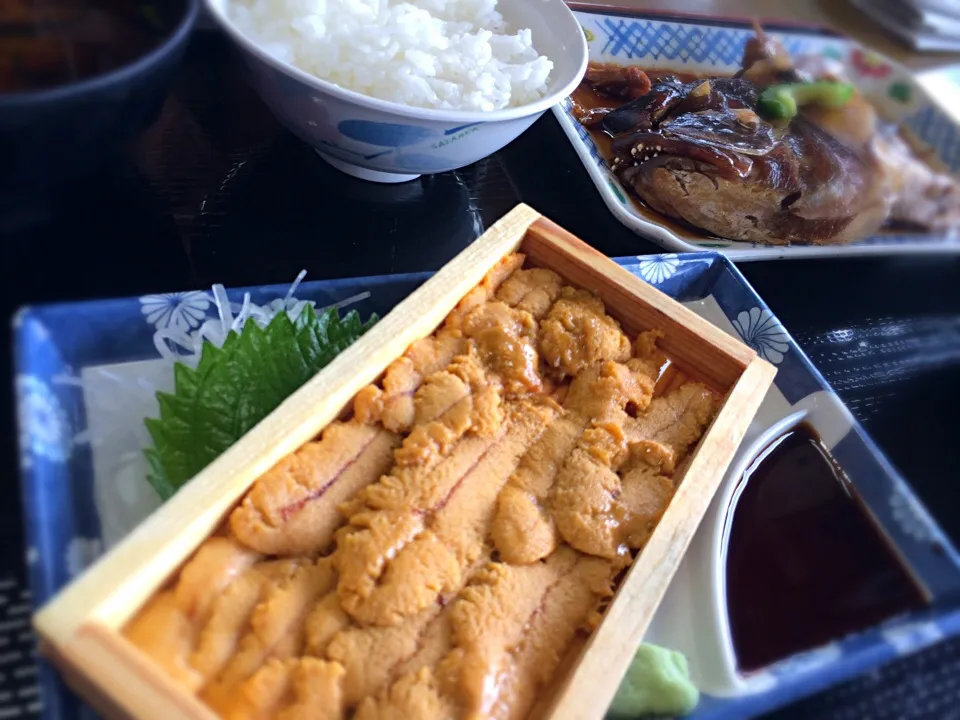 今日のランチは…ウニの下駄入り＆鯛カマ煮付けで…セレブ風（笑）|食キングさん