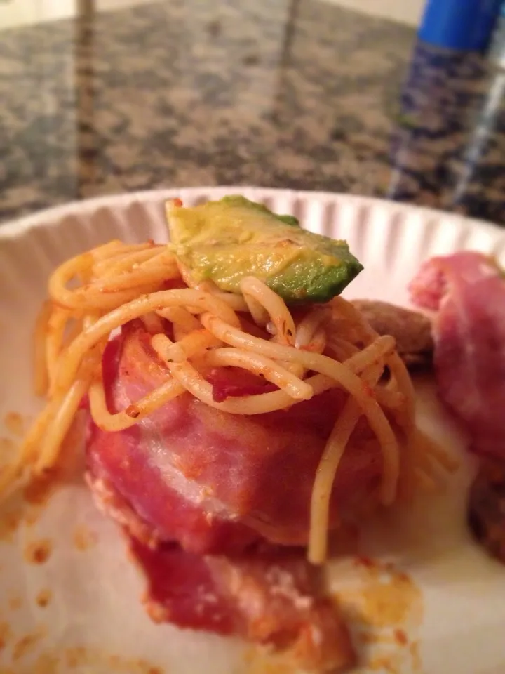 Snapdishの料理写真:Bacon bowl spaghetti with avocado|robert flickerさん