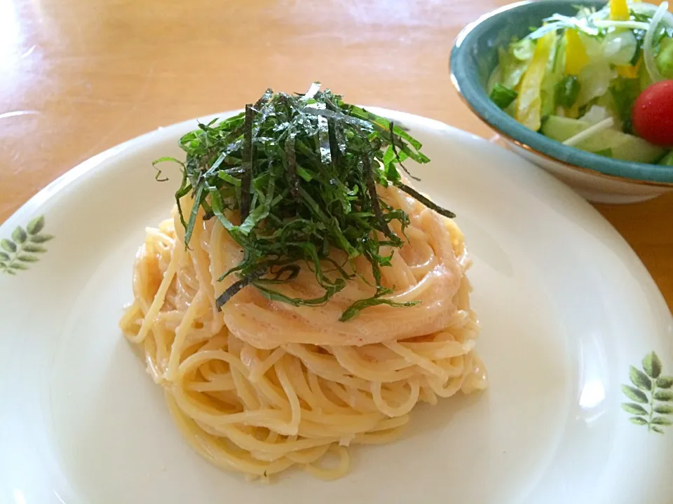 Snapdishの料理写真:Sho-ko❤さんの料理 Today Lunch is 簡単🎵明太子の冷たいパスタ
～我が家の大葉を散らして|みきおさん