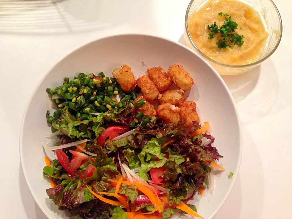 Tater tots, veggies and salad with lentil soup|victoria valerioさん