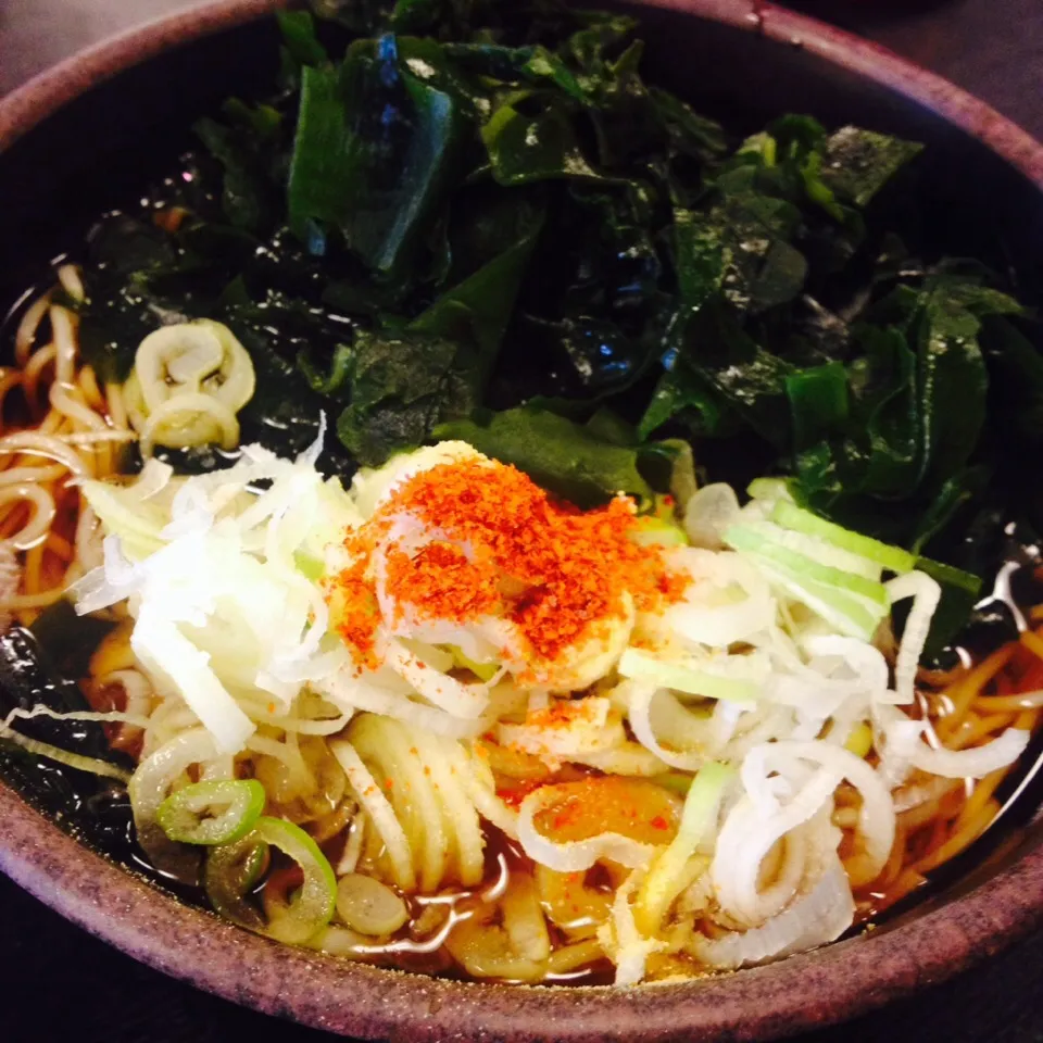 Snapdishの料理写真:わかめ蕎麦に、トッピングわかめwあぁ😩天ぷら食べたい〜|KAZUTOさん