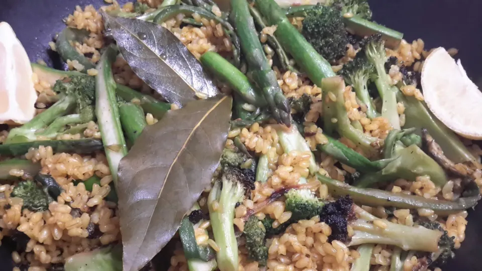 arroz integral con espárragos y brocoli!!!! delicia de plato...|nuria wassabiさん