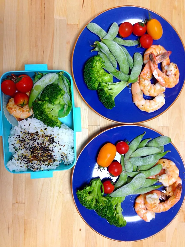 Bento and lunch plates: broccoli, garlic shrimp, tomatoes and edamame|Kirsten Adachiさん