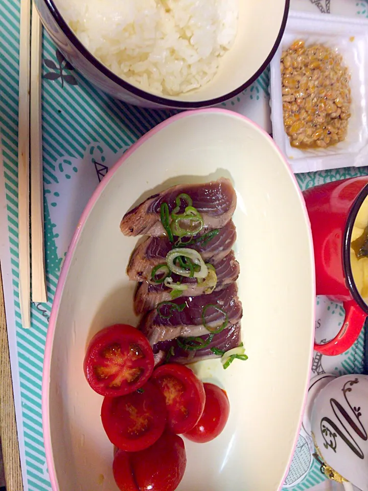 かつおのたたき、納豆、お揚げと豆腐のお味噌汁|まーたんさん